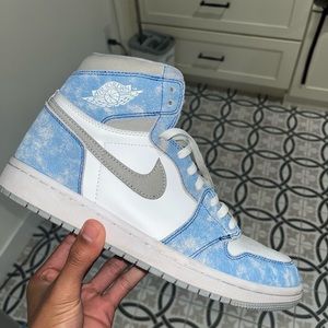 Air Jordan 1 Hyper Royal